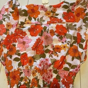 Cute V neck short sleeve flowered top. New with tags. Sz L.